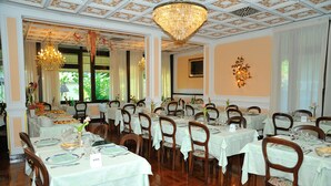 ランチ、ディナーに営業