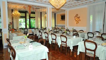 Mittagessen und Abendessen, lokale KĂŒche