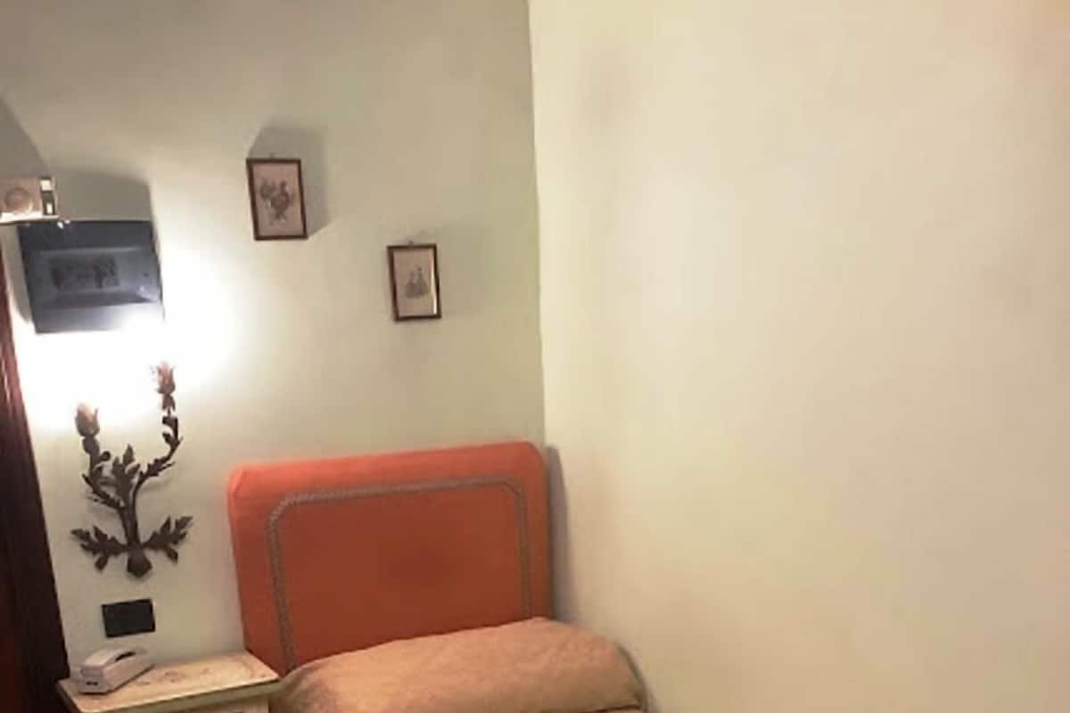 Quarto solteiro básico | Escrivaninha, espaço de trabalho para notebook, Wi-Fi de cortesia