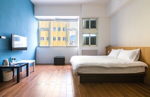 Desk, blackout curtains, rollaway beds, free WiFi - Flower Time Homestay (Hualien City)