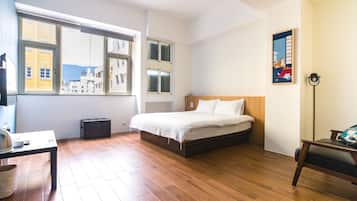 Quarto casal luxo | Escrivaninha, cortinas blackout, camas extras/dobráveis (sobretaxa)