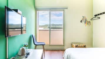 Quarto casal standard, sacada | Escrivaninha, cortinas blackout, camas extras/dobráveis (sobretaxa)