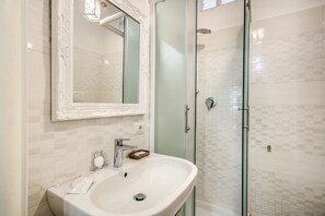 Apartment, 2 Bedrooms | Bathroom | Free toiletries, hair dryer, bathrobes, bidet - Colonna Suite - San Giovanni (Rome)