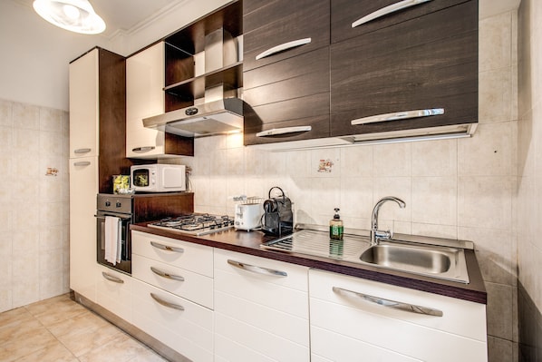 Apartment, 2 Bedrooms, 2 Bathrooms | Private kitchen | Full-size fridge, microwave, oven, stovetop