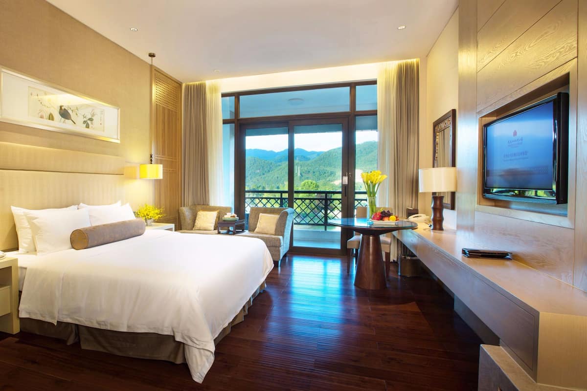 Premium bedding, minibar, in-room safe, desk
