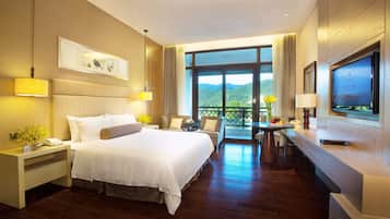 Deluxe tweepersoonskamer, uitzicht op meer | Luxe beddengoed, een minibar, een kluis op de kamer, een bureau