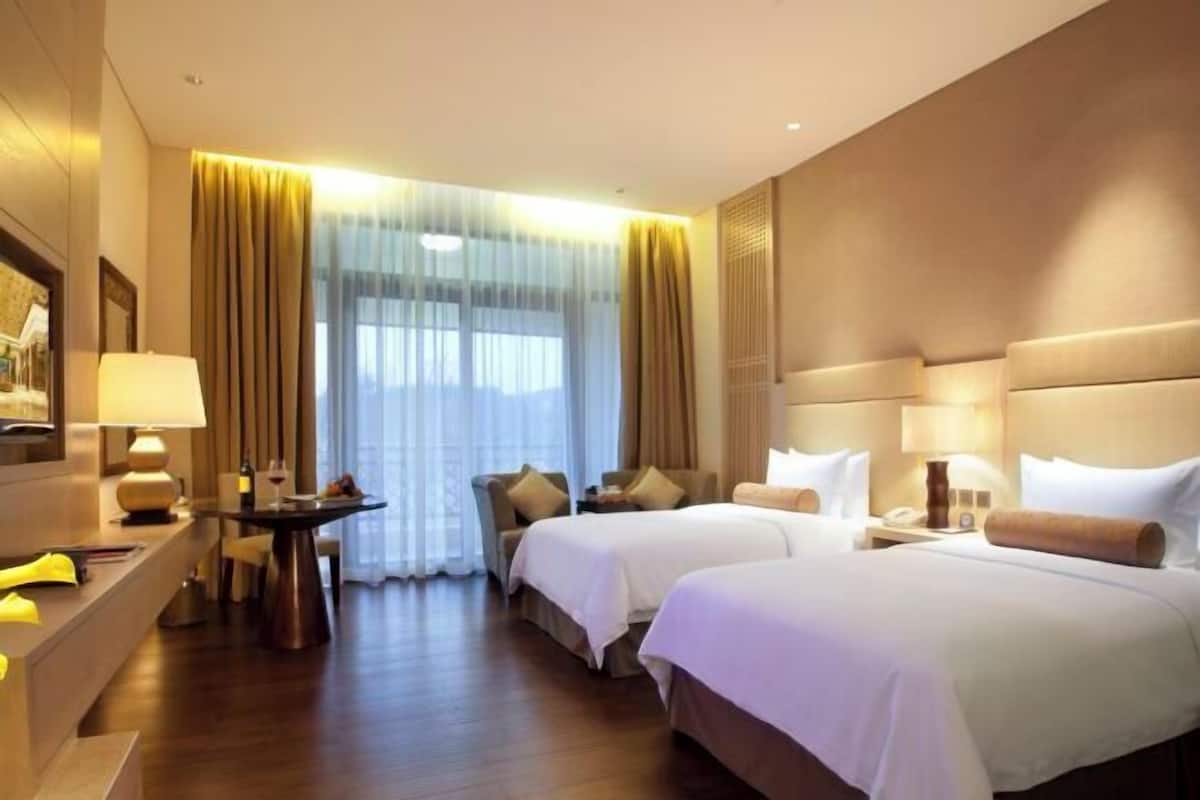Premium bedding, minibar, in-room safe, desk