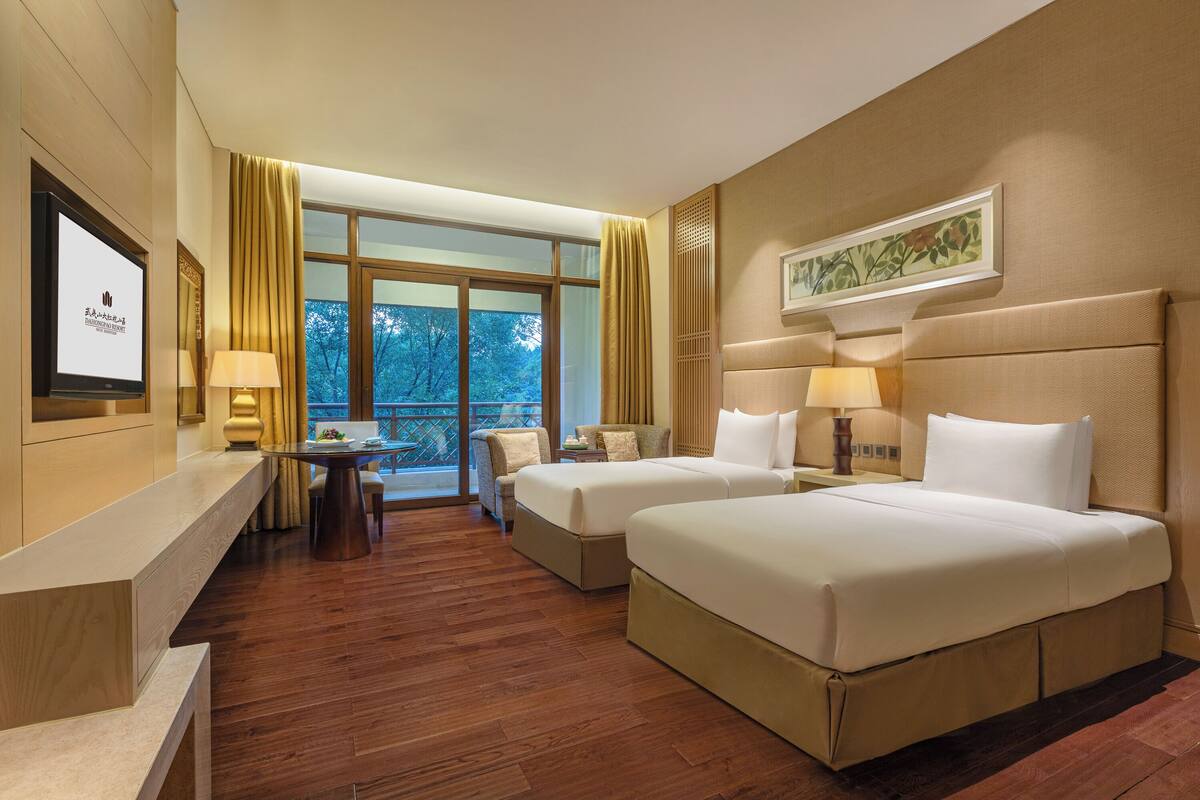ห้องดีลักซ์ทวิน, วิวสวน | เครื่องนอนระดับพรีเมียม, มินิบาร์, ตู้นิรภัยในห้องพัก, โต๊ะทำงาน