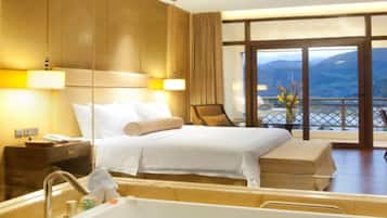 Deluxe Süit, Göl Manzaralı | Kaliteli yatak takımı, minibar, odada kasa, masa