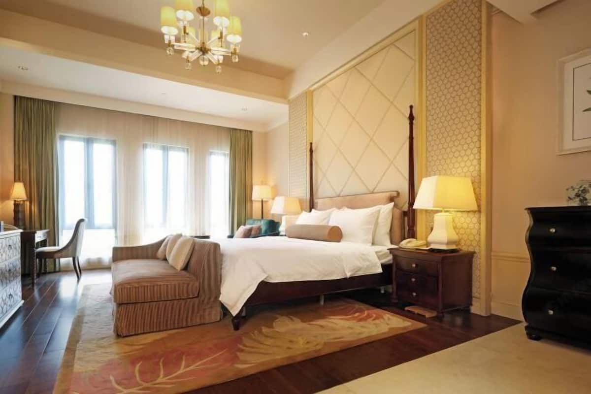 Premium bedding, minibar, in-room safe, desk