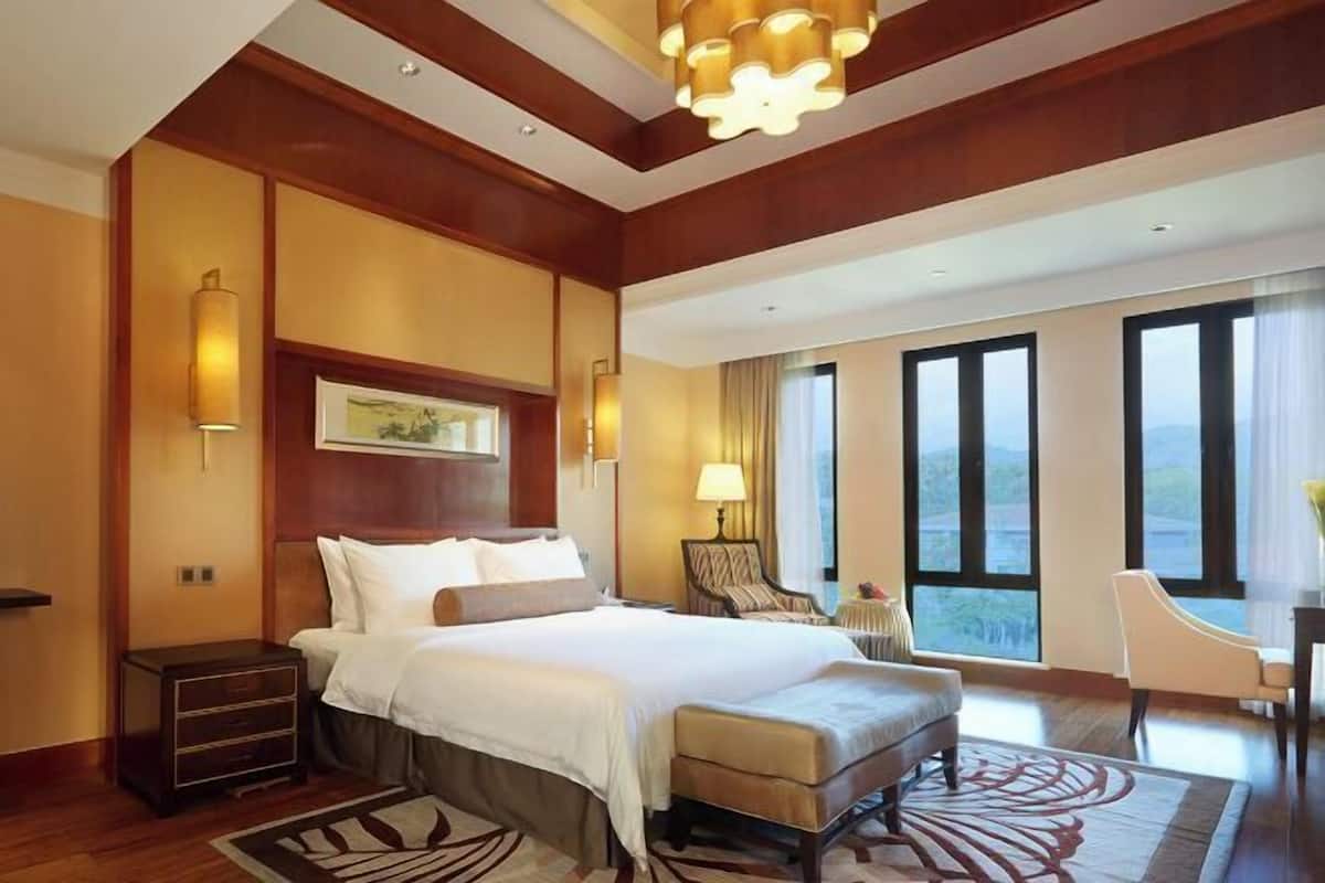 Premium bedding, minibar, in-room safe, desk