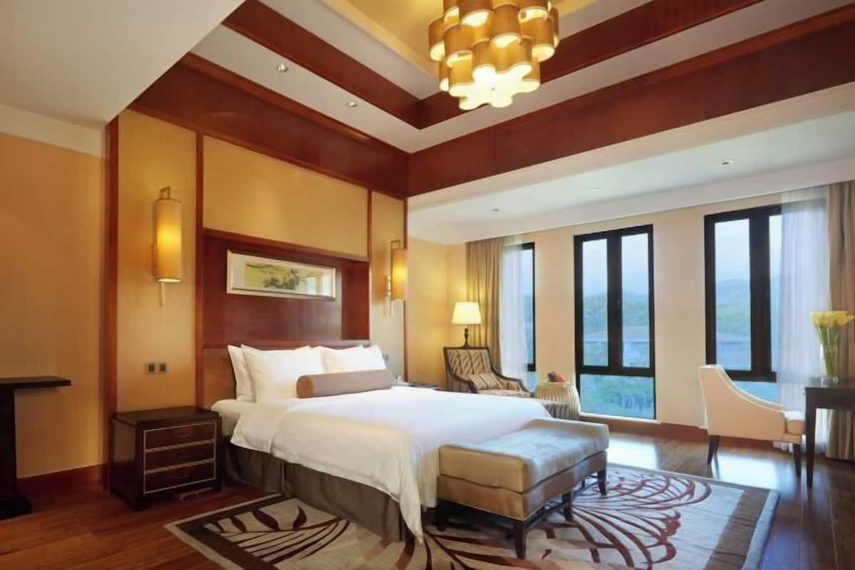 Premium bedding, minibar, in-room safe, desk