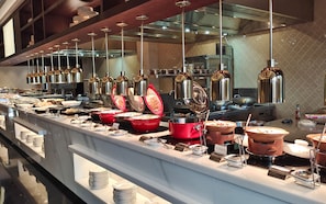 Daily buffet breakfast (CNY 113.00 per person)