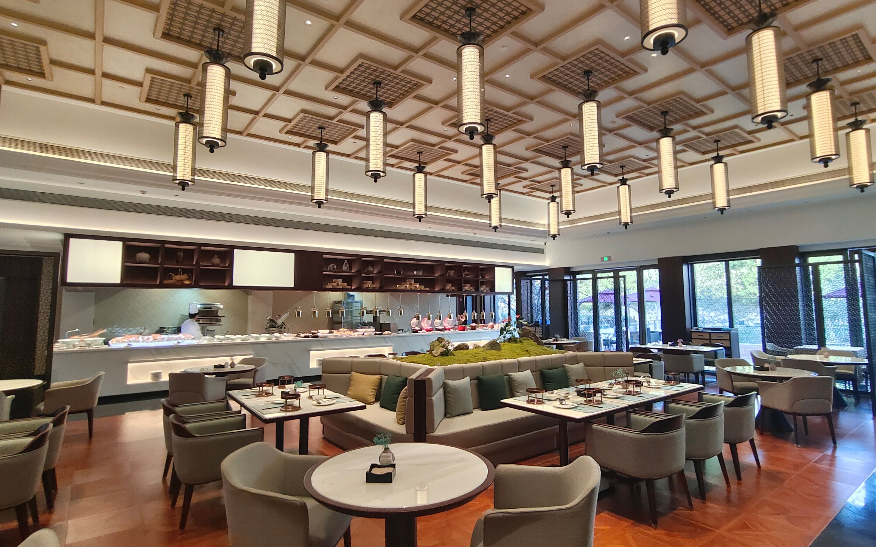 2 restaurantes; se sirven desayunos y cocina local e internacional 