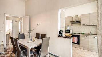 Apartamento, 3 quartos, lareira | Área de estar | TV de tela plana, lareira