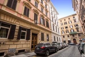 Front of property - Colonna Suite Luxury - Termini Station Big Apartment (Rome)