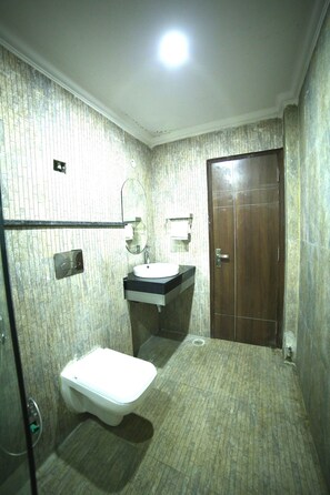 Habitación familiar | Baño | Tina con regadera, amenidades de baño gratuitas, toallas