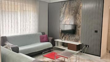Apartment, 2 Bedrooms | Ruang tamu | TV LCD