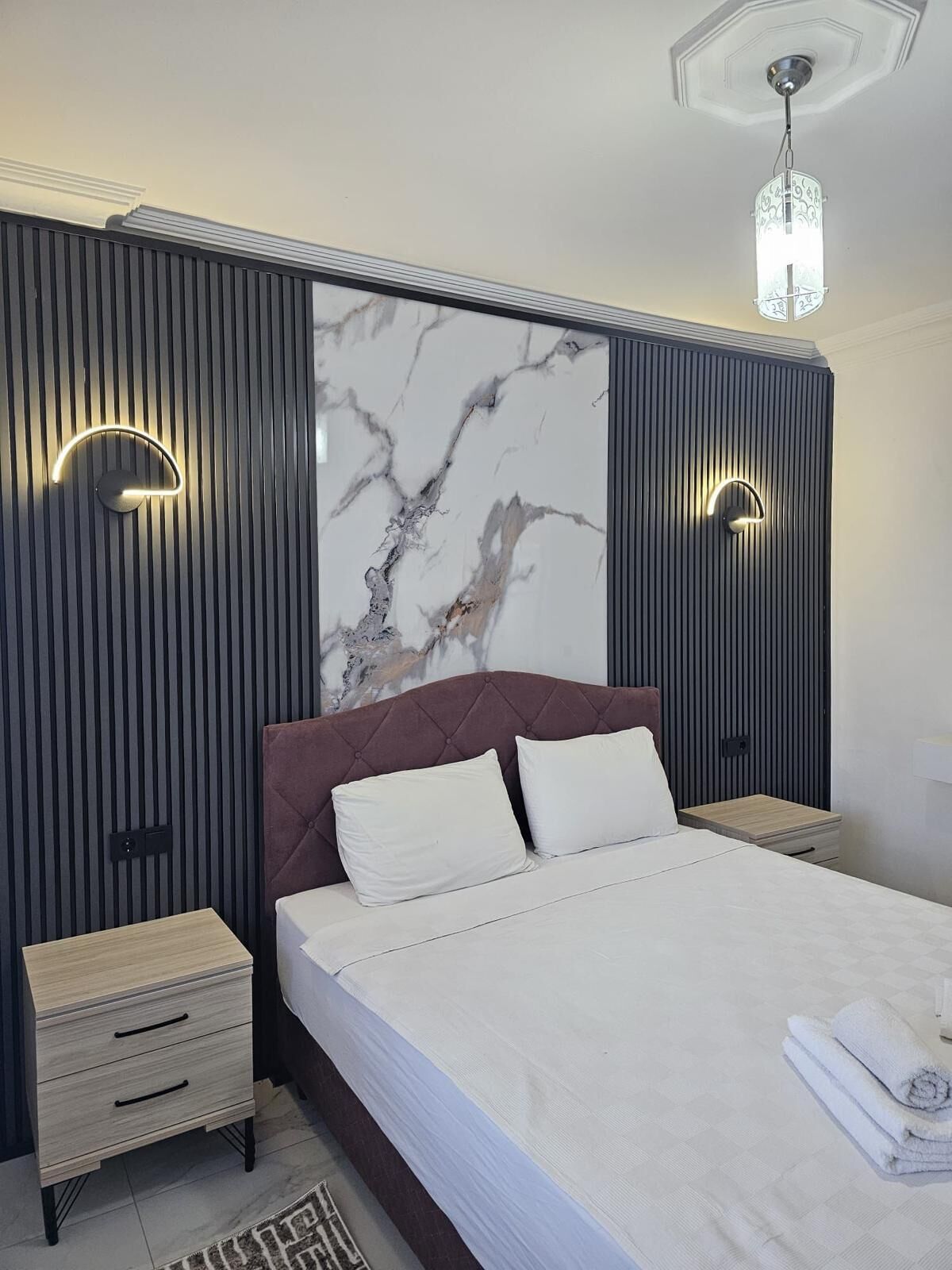 Family Apartment, 1 Bedroom | Meja, kalis bunyi, seterika/papan seterika, Wi-fi percuma 