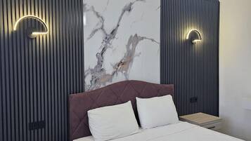 Family Apartment, 1 Bedroom | Meja, kalis bunyi, seterika/papan seterika, Wi-fi percuma