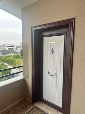 A door with a sign reading 'Suit Oda 7' and a metal handle. - Anatolia Apartments (Konyaalti)