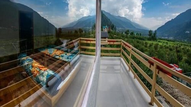 A balcony with a clear view of a mountainous landscape. - Hotel Wild Rose (Manali)