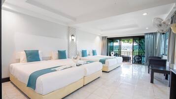 Riverfront Family Room | Desk, blackout curtains, free WiFi