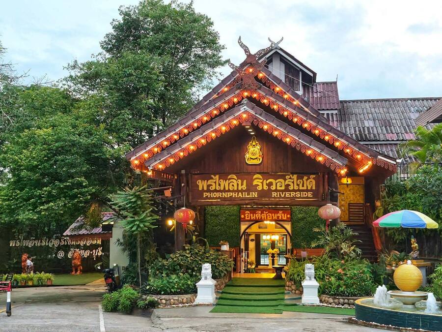 Un edificio tradicional con un letrero que dice 'PHONPHAILIN RIVERSIDE'.