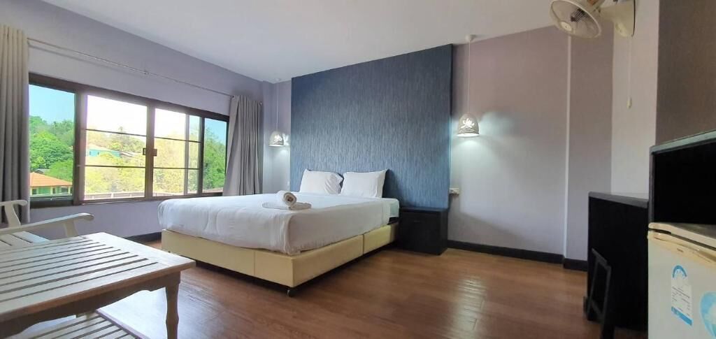 Desk, blackout curtains, free WiFi