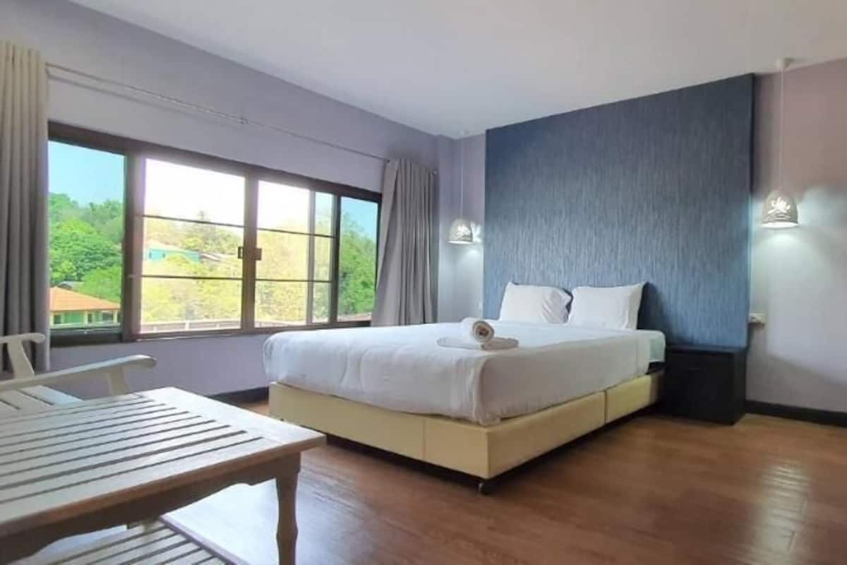 Desk, blackout drapes, free WiFi