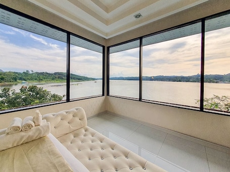 Panorama Suite | Desk, blackout drapes, free WiFi