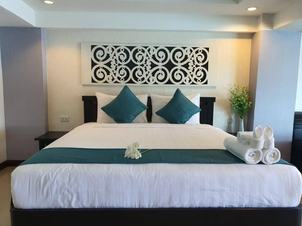 Desk, blackout curtains, free WiFi