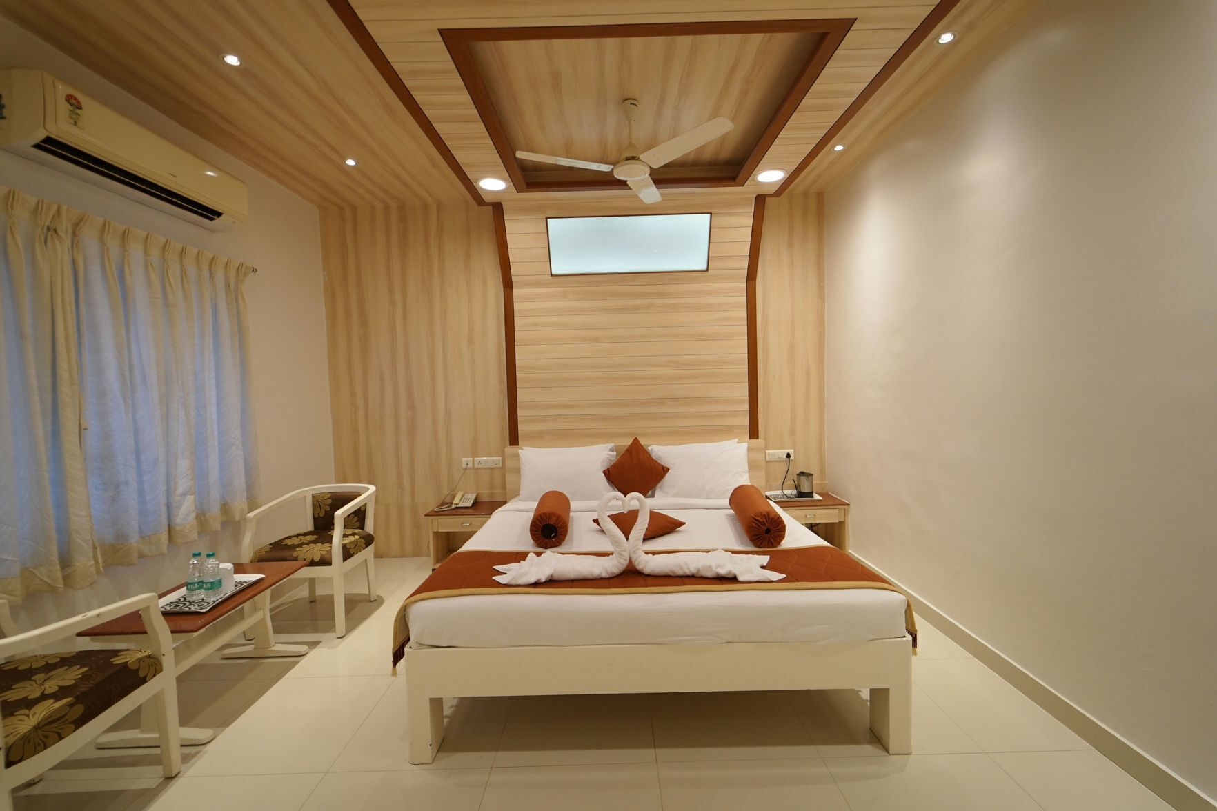 Seprai premium, minibar, brankas, dan meja kerja