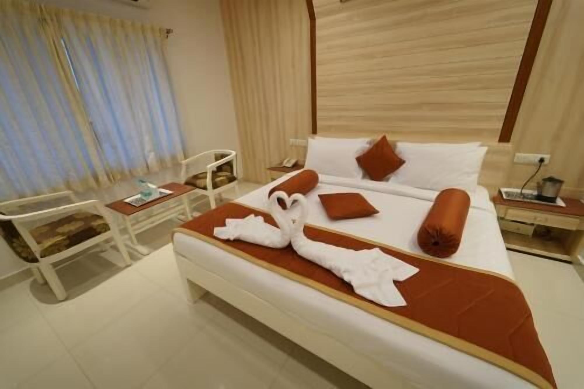 Seprai premium, minibar, brankas, dan meja kerja