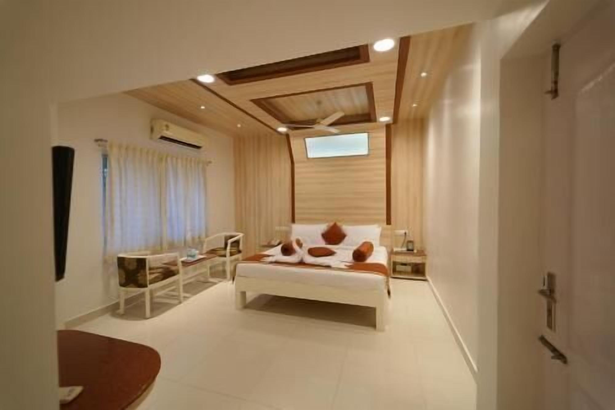 Seprai premium, minibar, brankas, dan meja kerja