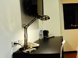 精緻雙人房 | 羽絨被、書桌、遮光布/窗簾