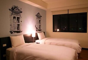 Cubrecamas, escritorio y cortinas blackout