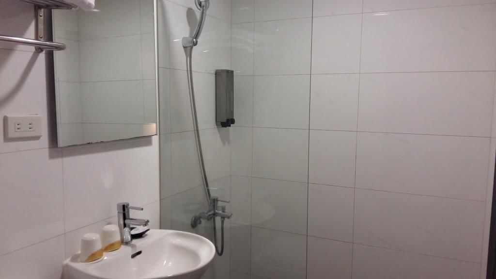 Dusche, Regendusche, Haartrockner, Hausschuhe