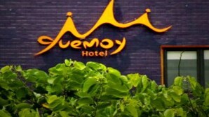 Ein Hotelschild mit dem Schriftzug "Alemoy Hotel" in stilisierter Schrift.