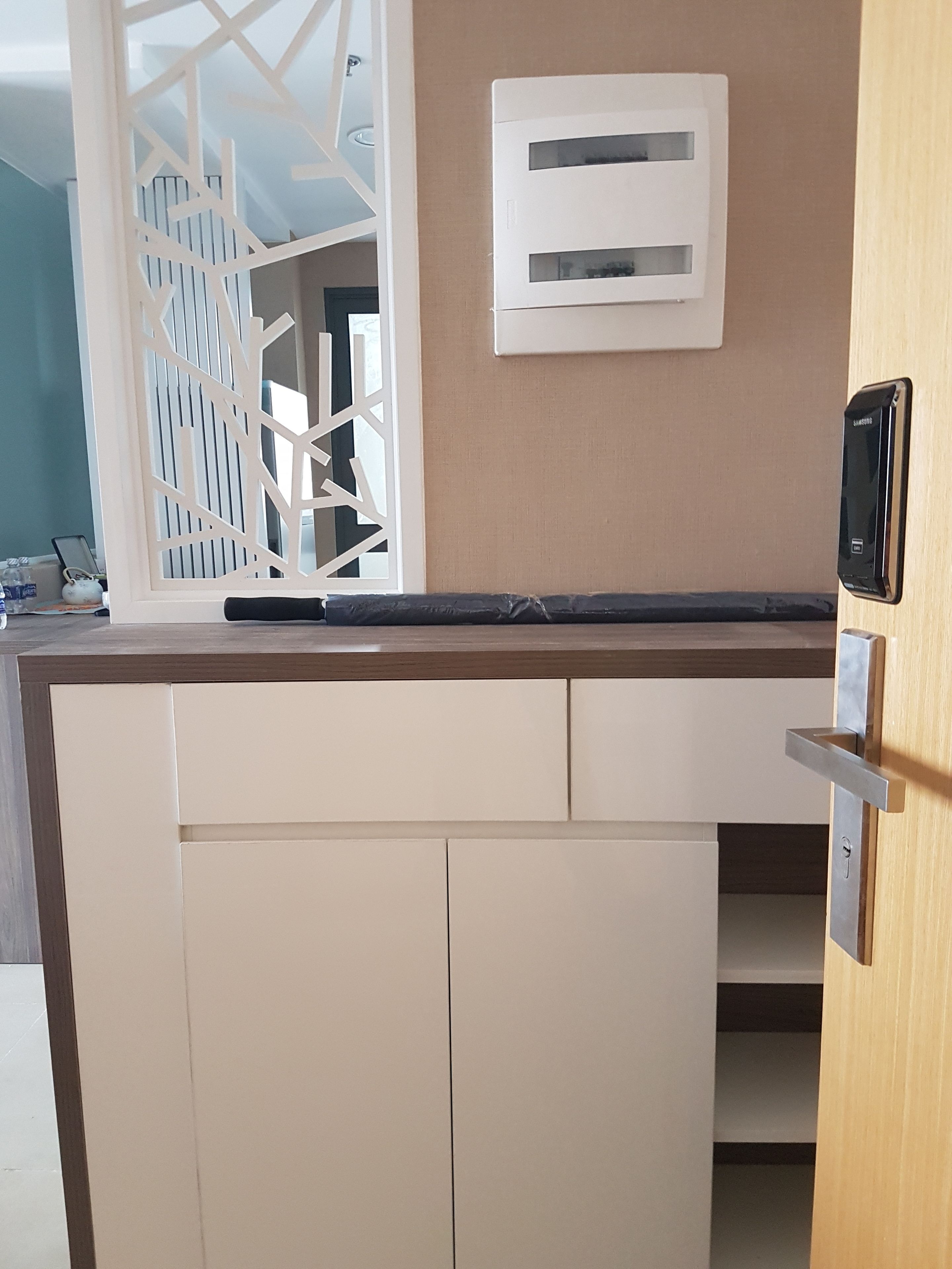 Ett kök med modern design, utrustat med en inbyggd ugn, en mikrovågsugn och ett kylskåp från Samsung.
