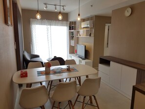 Deluxe-Apartment, 2 Schlafzimmer | Wohnbereich | 43-Zoll-LCD-Fernseher mit Kabelempfang, Fernseher