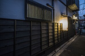 숙박 시설 정면 - 저녁/밤