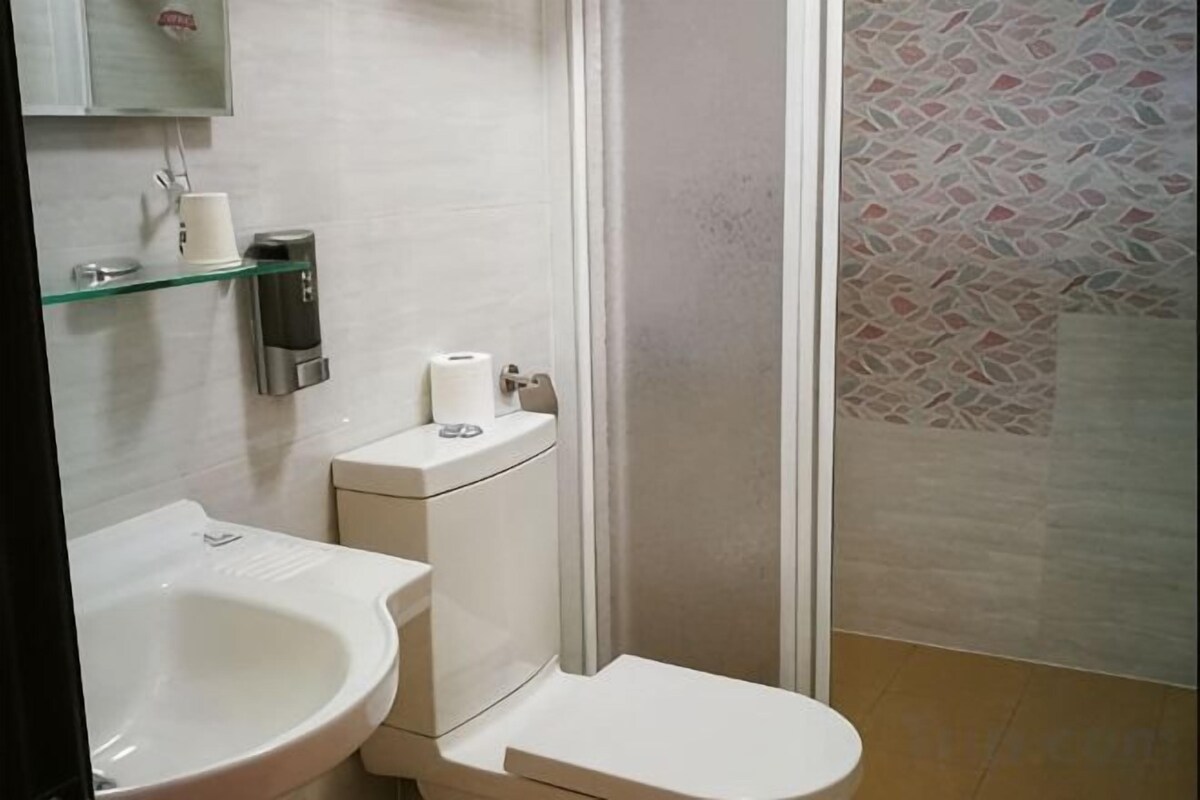 Salle de bain | Douche, articles de toilette (gratuits), séchoir à cheveux, pantoufles