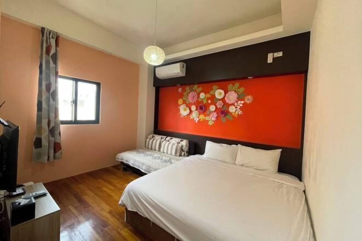 Desk, blackout drapes, WiFi (free), bed sheets