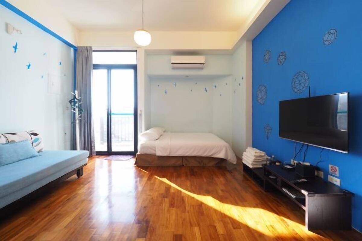 Desk, blackout drapes, WiFi (free), bed sheets