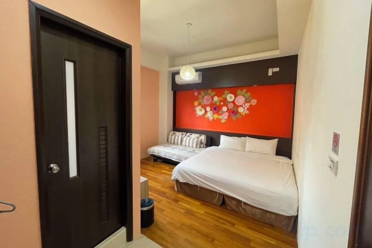 Escritorio, cortinas opacas, wifi gratis y ropa de cama