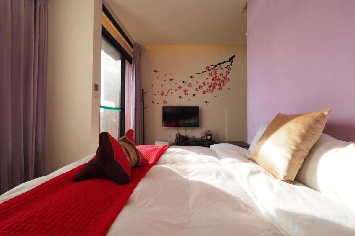 Escritorio, cortinas opacas, wifi gratis y ropa de cama