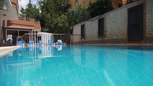 Outdoor pool, sun loungers - Blue Dream Hotel (Alanya)