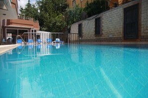 Outdoor pool, sun loungers - Blue Dream Hotel (Alanya)
