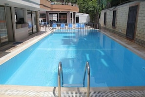 Piscine extérieure, chaises longues